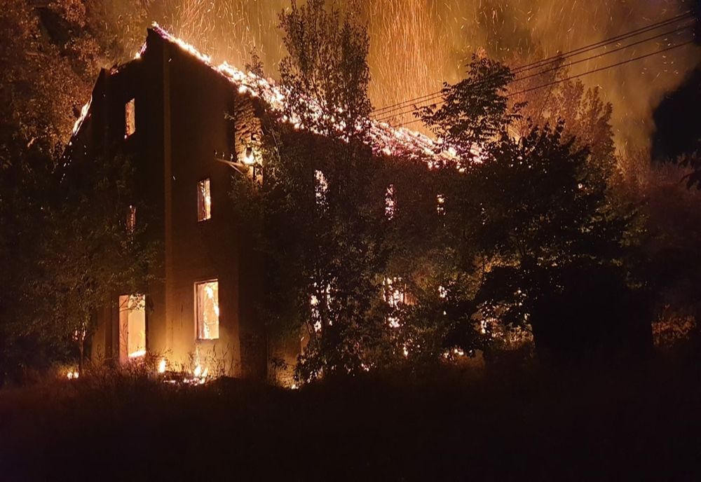 FOTO | Incendiu violent la o fostă fabrică de tutun din Valea lui Mihai