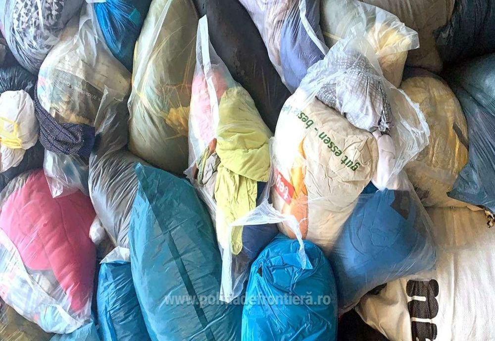 Automarfar cu peste 16 tone de îmbrăcăminte uzată, oprit în Vama Borș