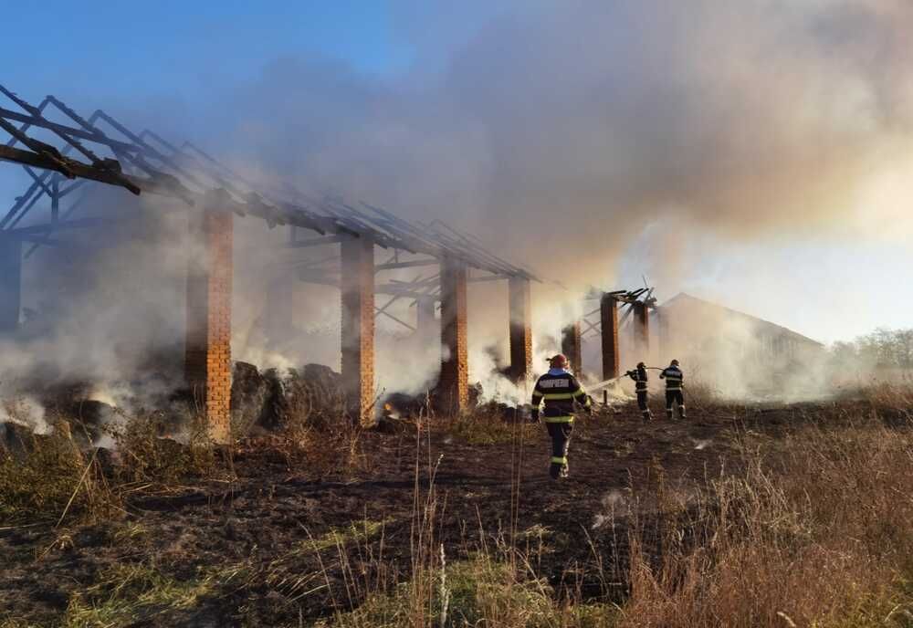 Misiune de aproximativ șase ore în comuna Borș, pentru gestionarea unui incendiu provocat de o țigară nestinsă, aruncată la întâmplare (FOTO)