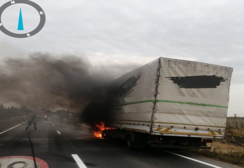 Camion distrus de flăcări în apropiere de Salonta! Şoferul a reuşit să iasă la timp din maşină (FOTO)