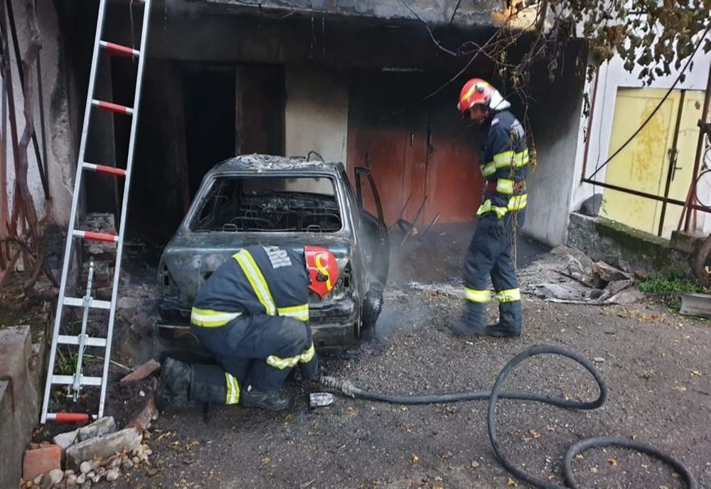 Trei maşini incendiate de un bărbat din Oradea! Suspectul a fost reţinut