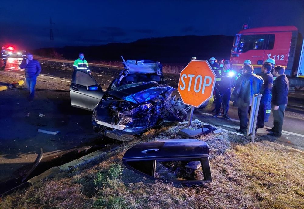 Grav accident între Cluj şi Oradea! Trei răniţi după impactul frontal dintre o maşină şi un autocamion (FOTO)
