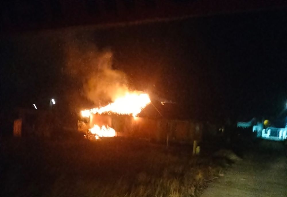 Incendiu în Aleșd! Acoperișul unei case, mistuit de flăcări