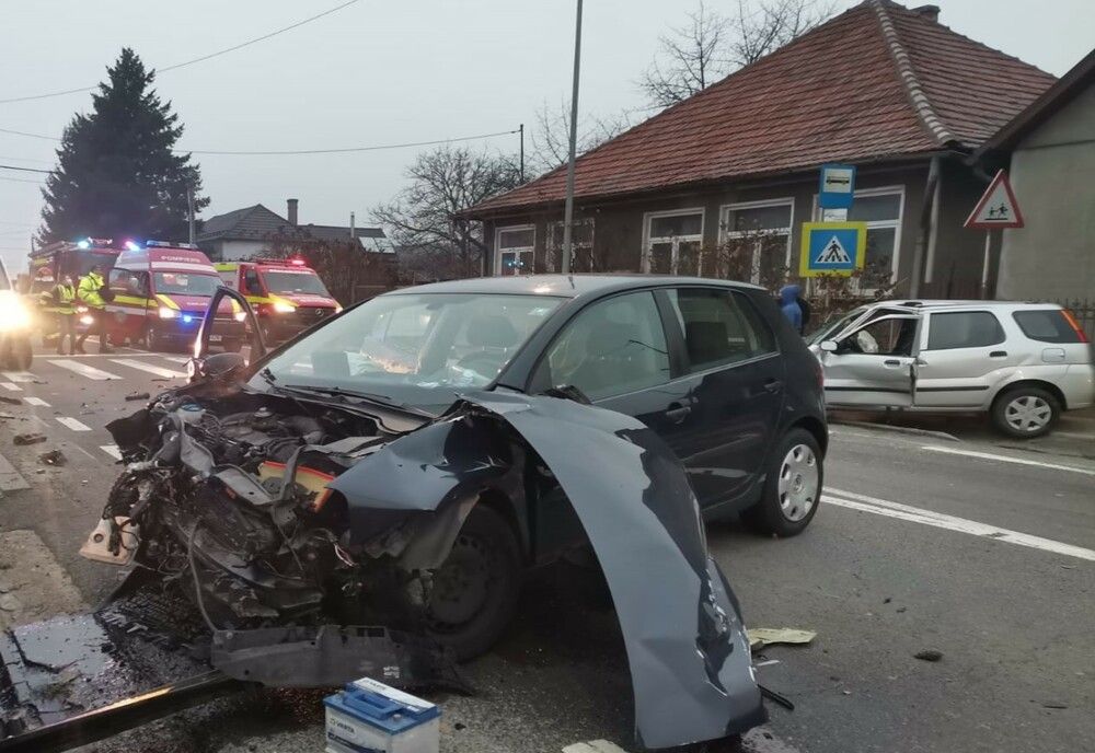 Accident violent în judeţul Bihor! Trei oameni au ajuns la spital (FOTO)