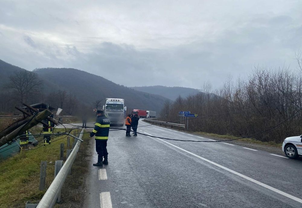Accident între Cluj şi Oradea! Un şofer din Sălaj a lovit un stâlp şi a ajuns în şanţ (FOTO)