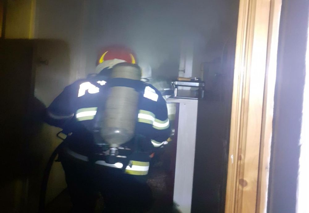 Bloc cuprins de incendiu în Salonta! O minoră a ajuns la spital, locatarii au fost evacuaţi (FOTO)