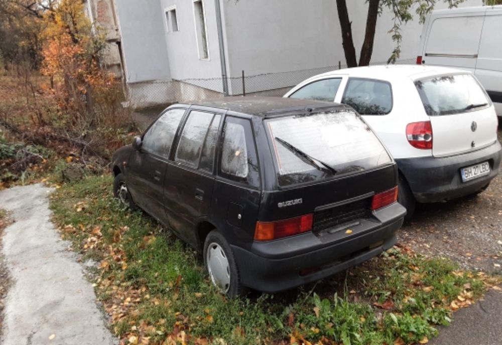 Mai multe maşini fără stăpân, identificate pe domeniul public din Oradea