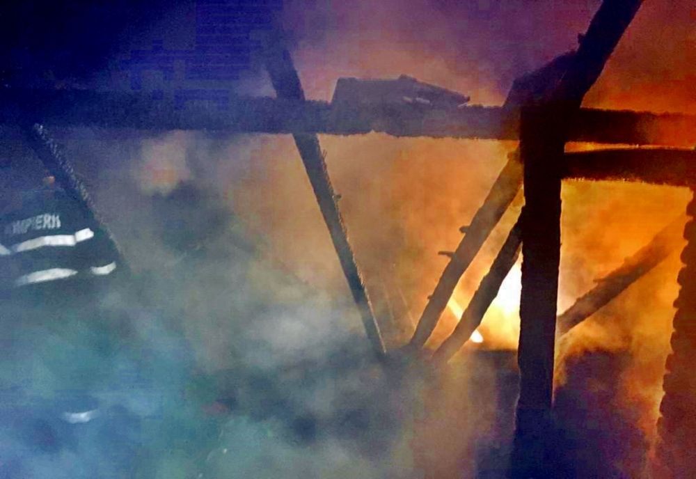 Acoperișul unei case din Fânațe, mistuit de flăcări din cauza unui coș de fum 