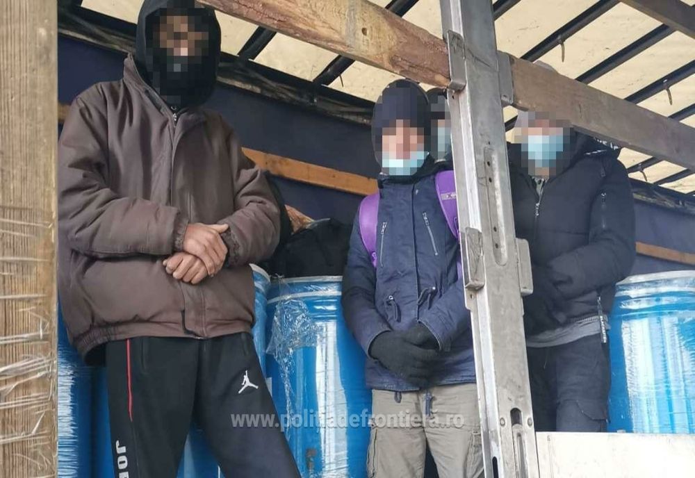 Cinci migranţi ascunşi într-un automarfar, printre bidoane cu gem