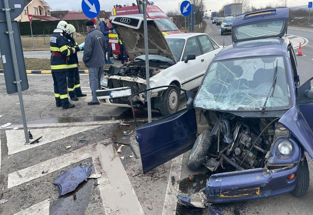 Accident cu 3 victime în Bihor! A fost solicitat şi elicopterul SMURD (FOTO)