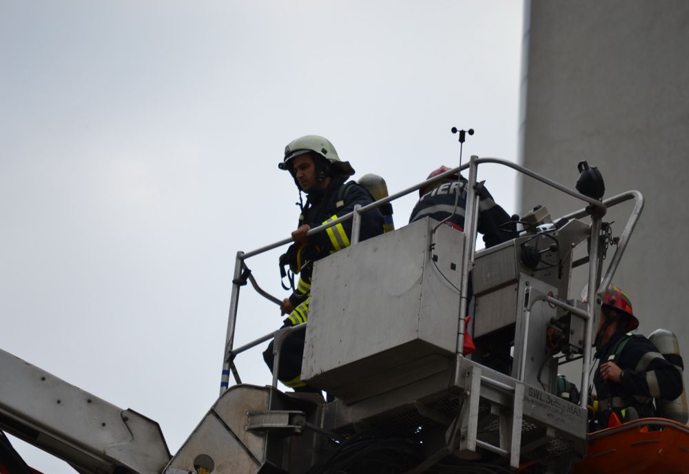 Intervenție a pompierilor orădeni la un apartament situat la etajul 5 al unui bloc! O vârstnică a fost găsită inconștientă