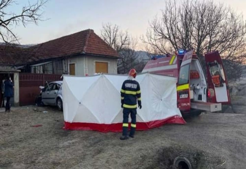 Groaznic accident pe DN1 în Bihor! O femeie a murit după ce a fost proiectată în afara maşinii în urma unui impact cu un șanț betonat (FOTO)