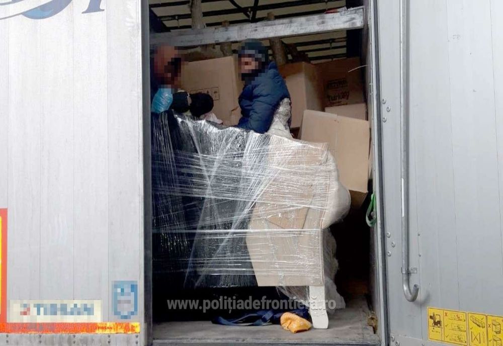 Doi cetăţeni din Bangladesh, ascunşi într-un TIR cu mobilă, depistaţi de polițiștii de frontieră din Vama Borș