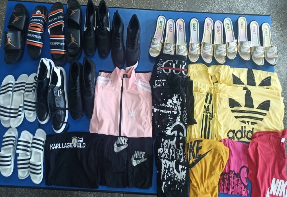 Articole de îmbrăcăminte contrafăcute, confiscate de polițiștii din Băile Felix 