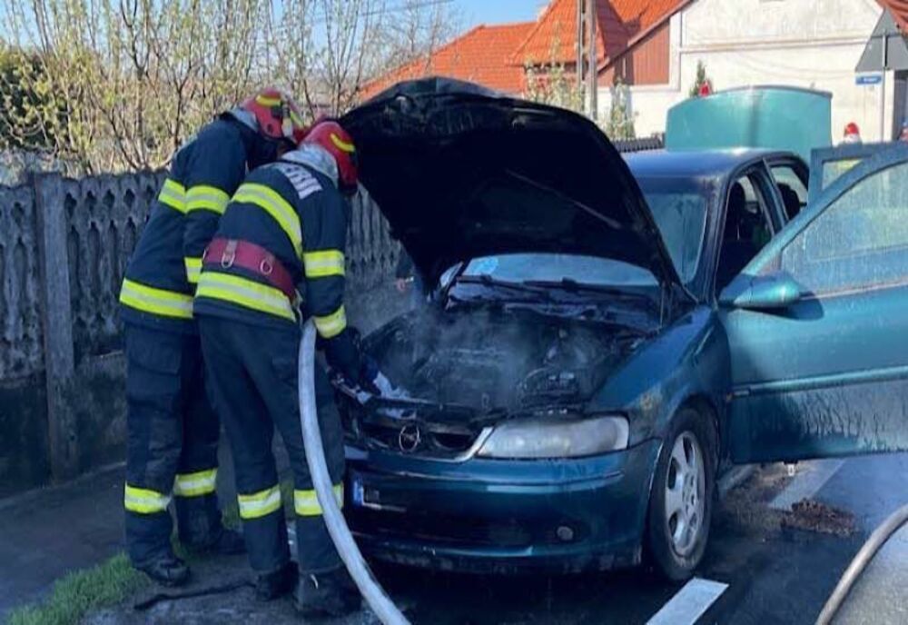 Maşină cuprinsă de flăcări pe o stradă din Aleşd! Mai mulţi şoferi au încercat să stingă incendiul (FOTO)
