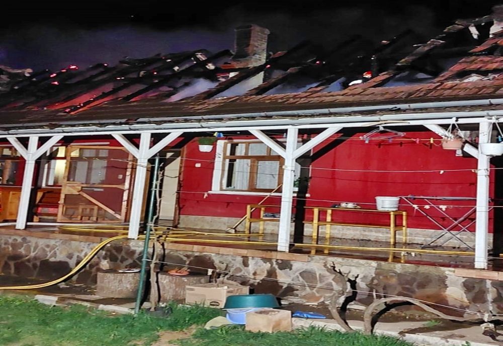 Casă din Cheț, afectată de un incendiu