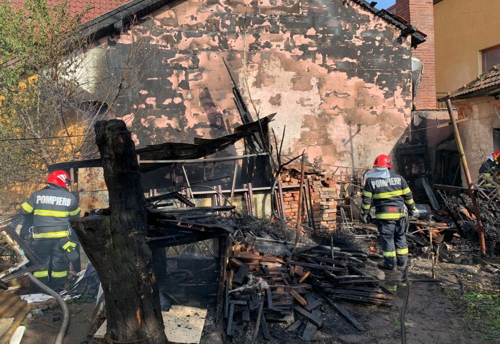 Locuință din Oradea, cuprinsă de flăcări! O femeie a suferit un atac de panică