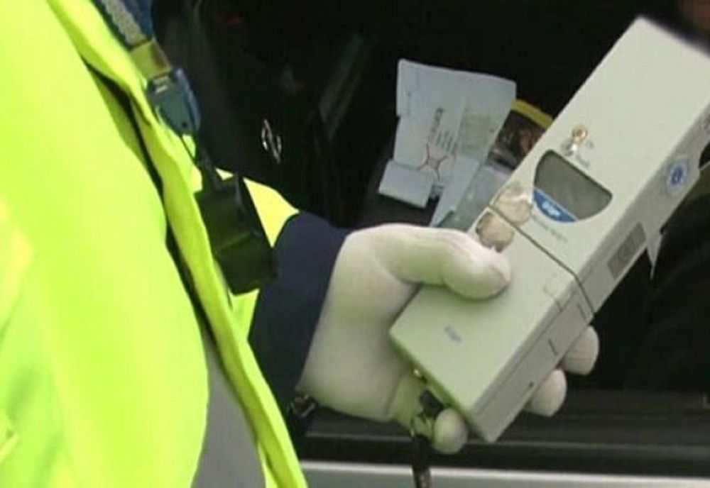 Rupt de beat, a intrat cu mașina într-o autoutilitară parcată