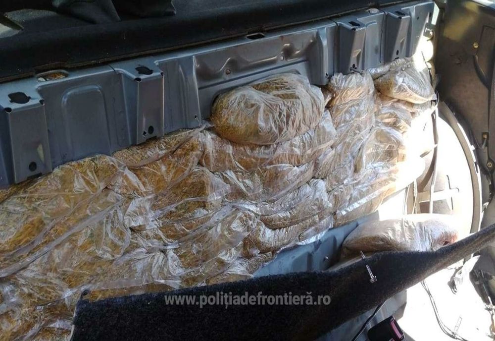 Cincizeci și opt de kilograme de tutun, descoperite  într-un autoturism la PTF Valea lui Mihai (FOTO)