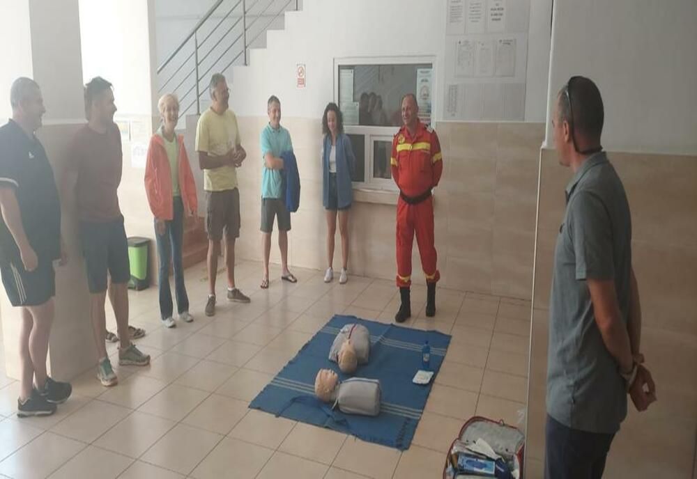 Instructori de înot și sportivi pregătiți de pompierii bihoreni pentru a acorda primul ajutor