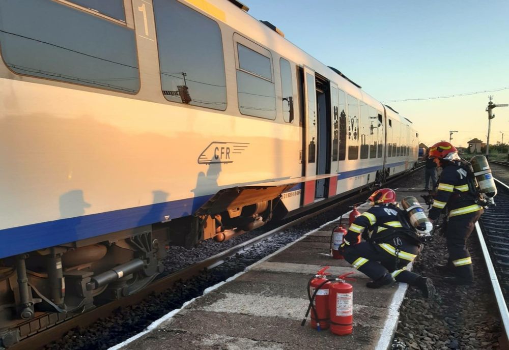 Panică în Gara Valea lui Mihai! 40 de persoane evacuate după ce locomotiva a luat foc (FOTO)