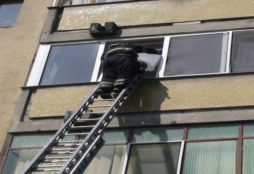 Septuagenară salvată de pompieri, în Oradea 