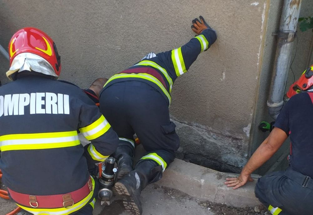 Doi bărbaţi au fost prinşi sub pământ în Oradea! Aceştia săpau lângă fundaţia unei case (FOTO)