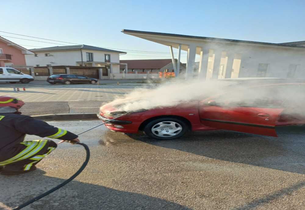 Autoturism, afectat de incendiu, în Oradea