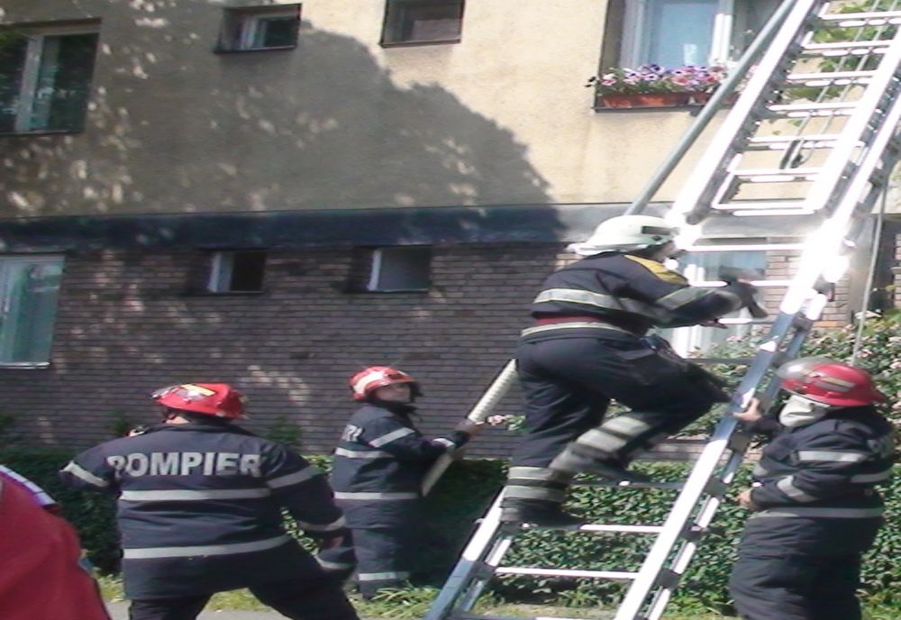 Doi copii, blocați în apartament, salvați de pompierii orădeni