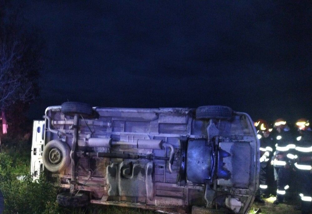 Grav accident în Bihor! Microbuz răsturnat: 5 persoane au fost rănite (FOTO)