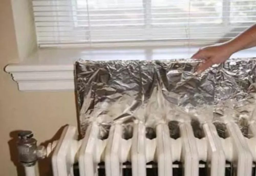 De ce trebuie să lipeşti folie de aluminiu în spatele caloriferelor