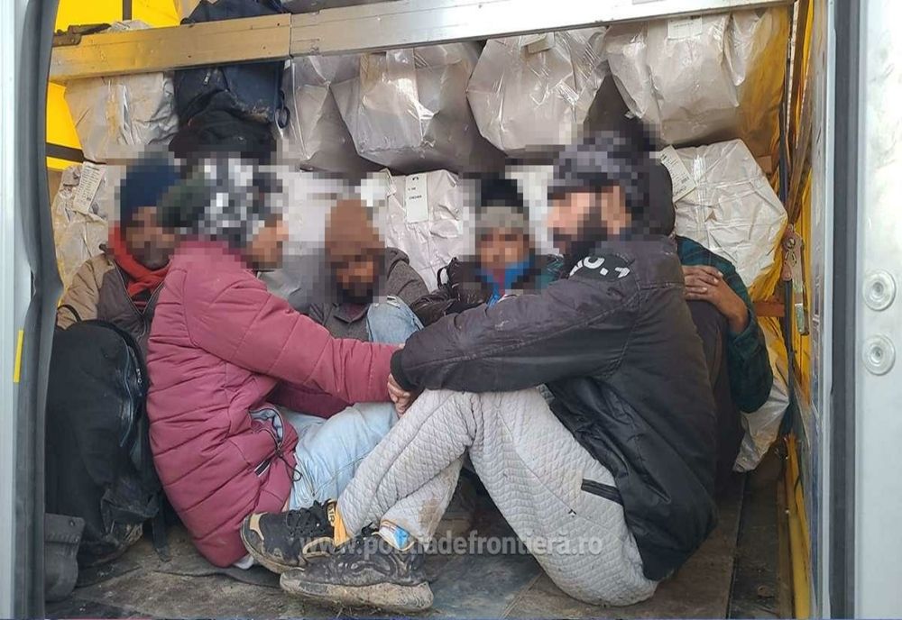 Cetățeni din India şi Afganistan depistați ascunşi în două TIR-uri, la Nădlac II