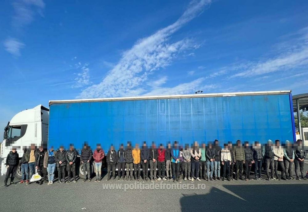  76 de cetățeni străini depistați ascunși printre mărfuri, în TIR-uri care ieșeau din țară pe la Nădlac II
