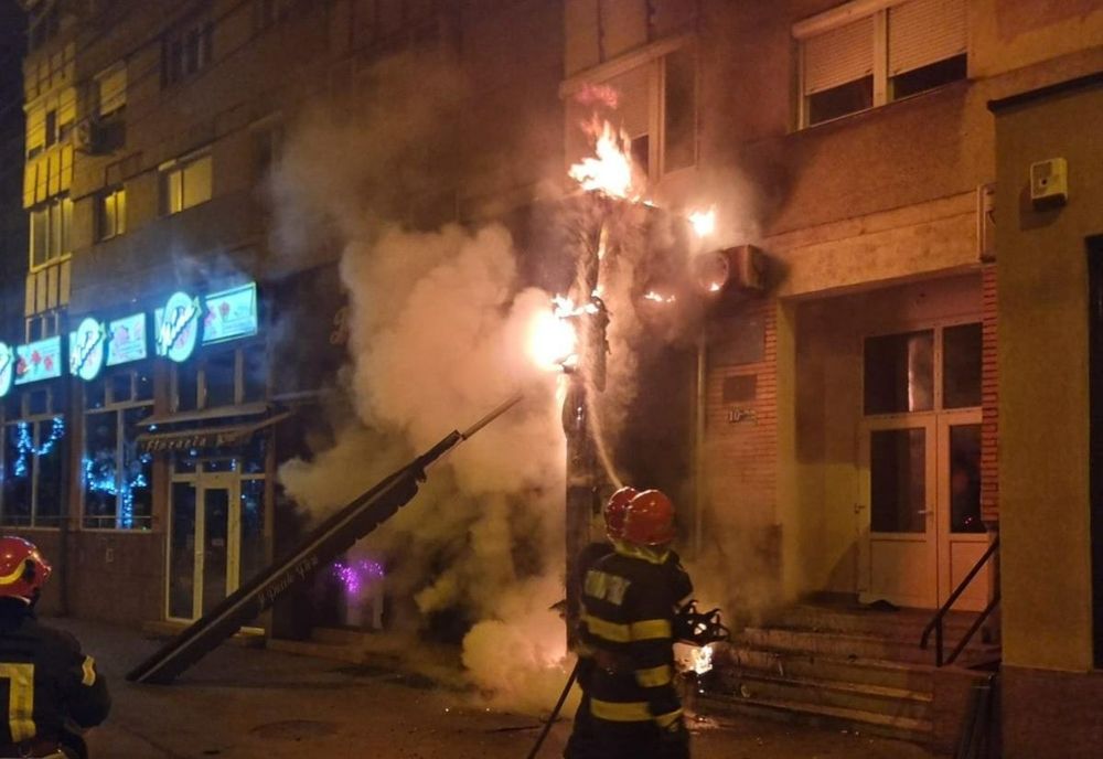 Alertă într-un bloc din Oradea! Incendiu la o florărie de la parterul unui bloc (FOTO)