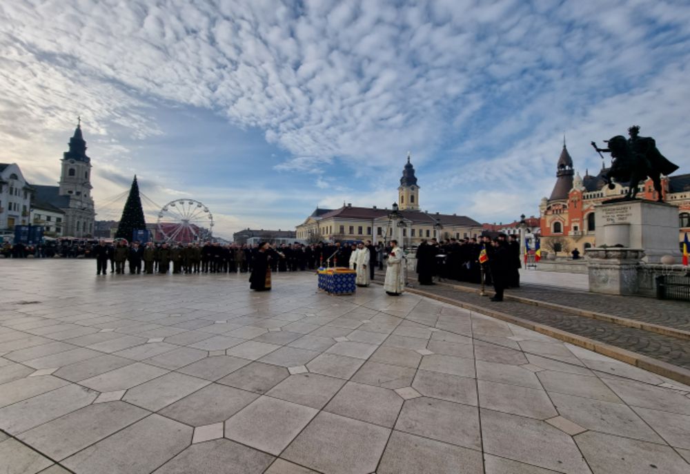 Sute de orădeni în Piața Unirii din Oradea, la sărbătoarea Zilei Naționale