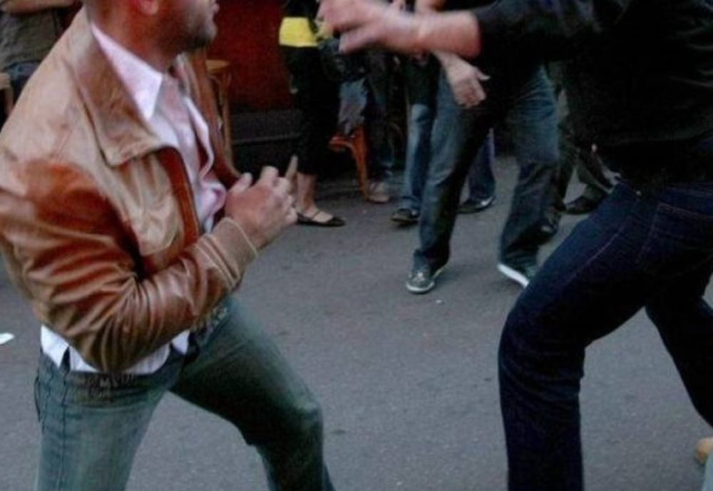 Trei bărbaţi şi o femeie s-au bătut în trafic în localitatea bihoreană Sântandrei