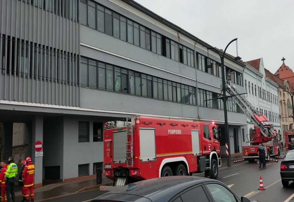 Incendiu la o clădire de pe strada Independenței din Oradea (FOTO)