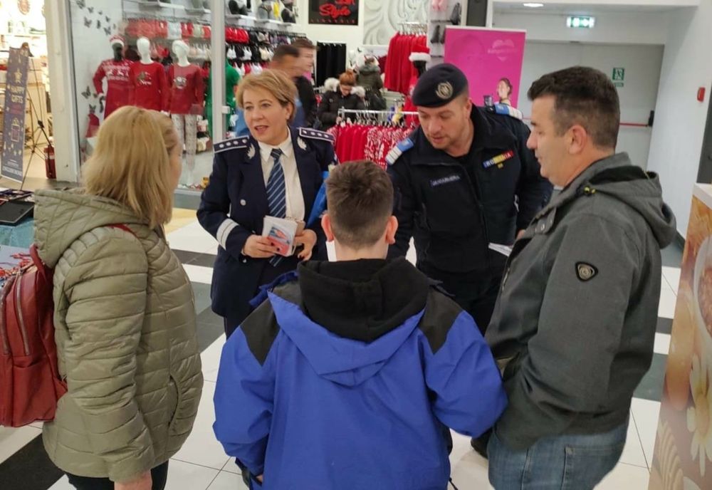Polițiștii de prevenire și jandarmii bihoreni, alături de cetățeni, pentru sărbători în liniște și siguranță