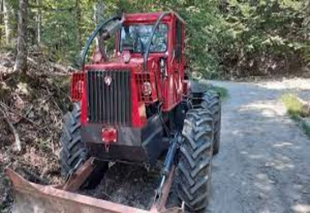 Tragic! Un tânăr de doar 18 ani a fost strivit sub roțile unui tractor, într-o pădure din Răcaș