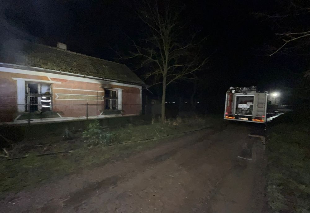 Femeie găsită decedată într-o casă cuprinsă de flăcări, în Sălard	