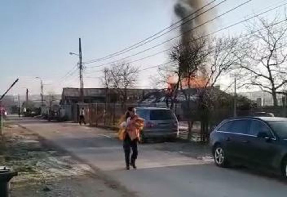 Familie salvată de cinci pompieri bihoreni aflați în timpul liber dintr-o casă cuprinsă de flăcări (FOTO)