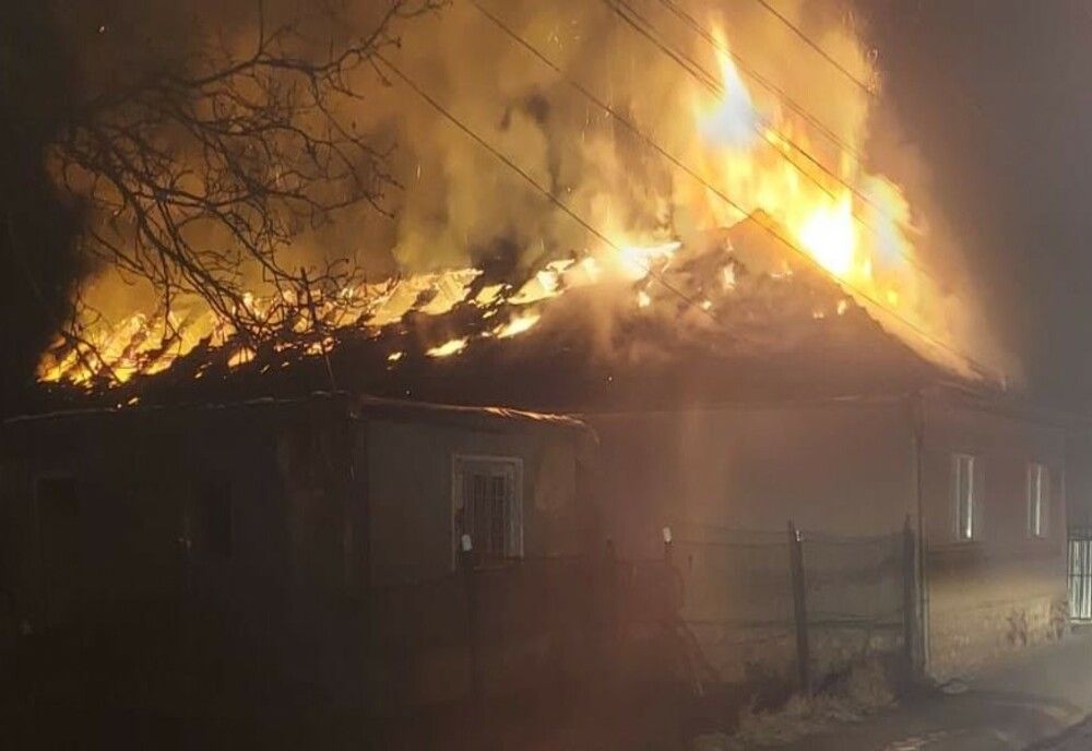 Incendiu violent la o casă din Vașcău! Pompierii au reușit să salveze două încăperi și casa învecinată (FOTO)