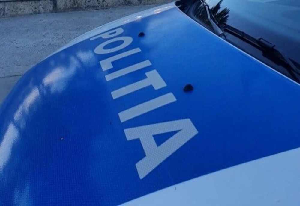 Prins fără permis la volanul unui autoturism pe care îl furase cu câteva minute înainte să dea nas în nas cu polițiștii