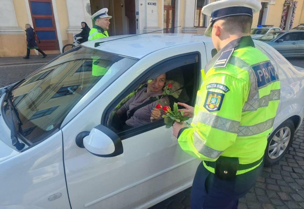 De 8 Martie, femeile au fost întâmpinate cu flori și mesaje preventive, de polițiștii bihoreni (FOTO)