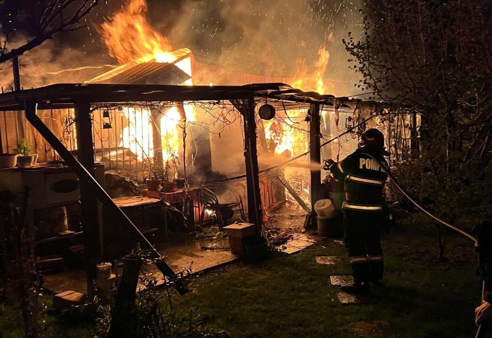 Incendiu în Ștei, cu pericol de propagare la o biserică (FOTO)