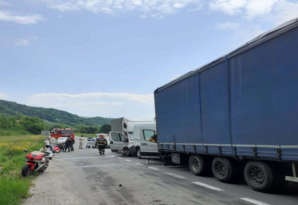 Accident în lanţ între Cluj şi Oradea: Impact între un autotren, două autoutilitare şi o motocicletă