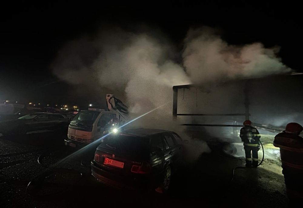 Incendiu la un service auto de pe Calea Clujului din Oradea | Trei maşini au luat foc (FOTO)