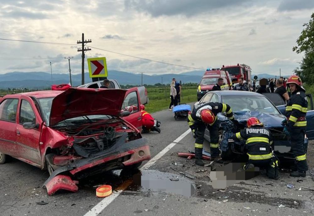 Trei răniţi într-un accident cu două maşini pe DN75 în Bihor (FOTO)