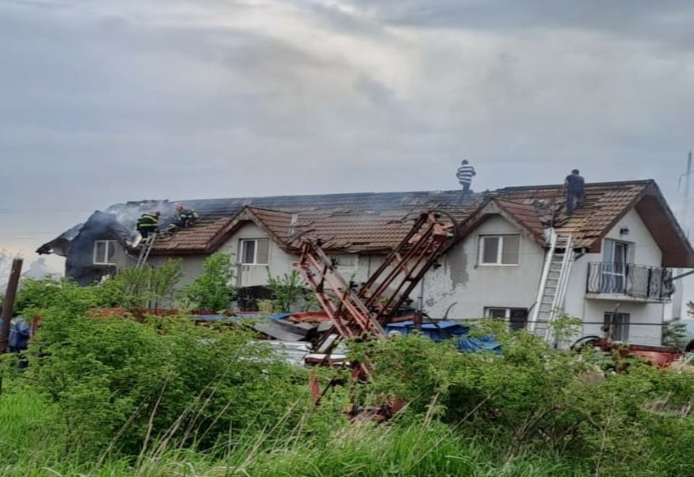 Incendiu violent la o gospodărie din Cheriu! O femeie a primit îngrijiri medicale (FOTO)