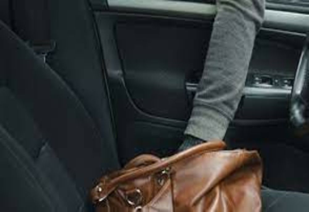 Orădean, bănuit de repetate furturi din genți sau poșete, reținut de polițiștii orădeni